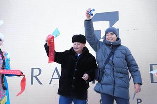 Жильцам ЖК «Exclusive», ранее являвшегося долгостроем, в День Независимости вручили ключи от квартир