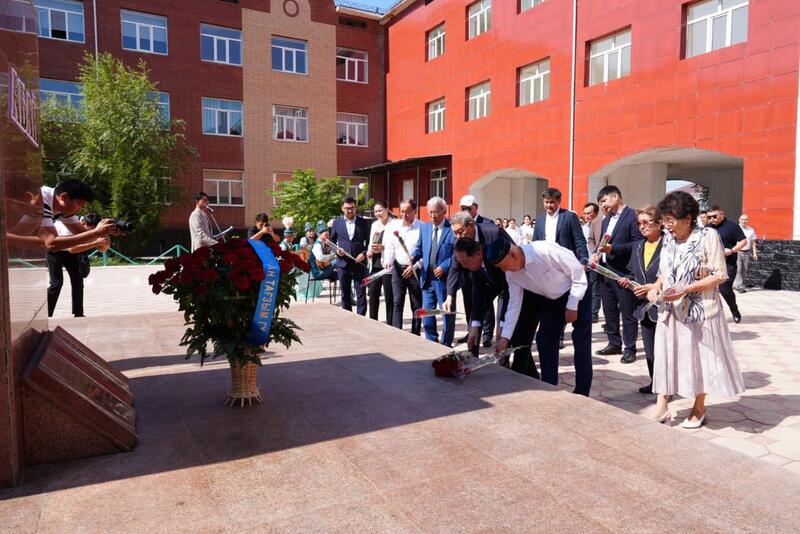 К памятнику Абая Кунанбаева возложены цветы