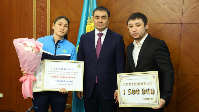 В акимате Карагандинской области наградили чемпионку мира по боксу Аиду Абикееву и её тренера