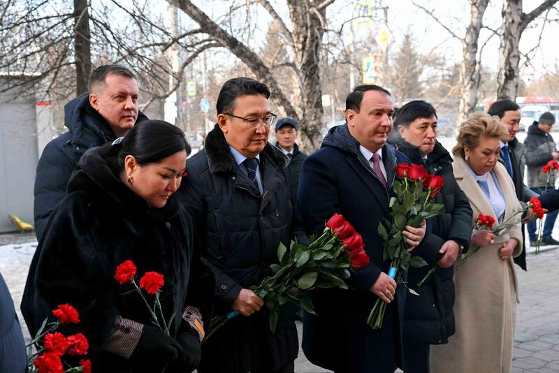 Делегация области Абай посетил памятник Шокана Уалиханова и мемориальную доску Кемеля Токаева в Омске