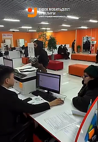 В Карьерном центре Караганды консультируют жителей по вопросам занятости и социальной поддержки