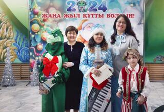 «Елка желаний» в Алматы: от имени президента детям подарили игрушки, книги и электронику