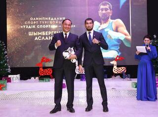 Ербол Карашукеев наградил спортсменов Жамбылской области за их достижения в 2023 году