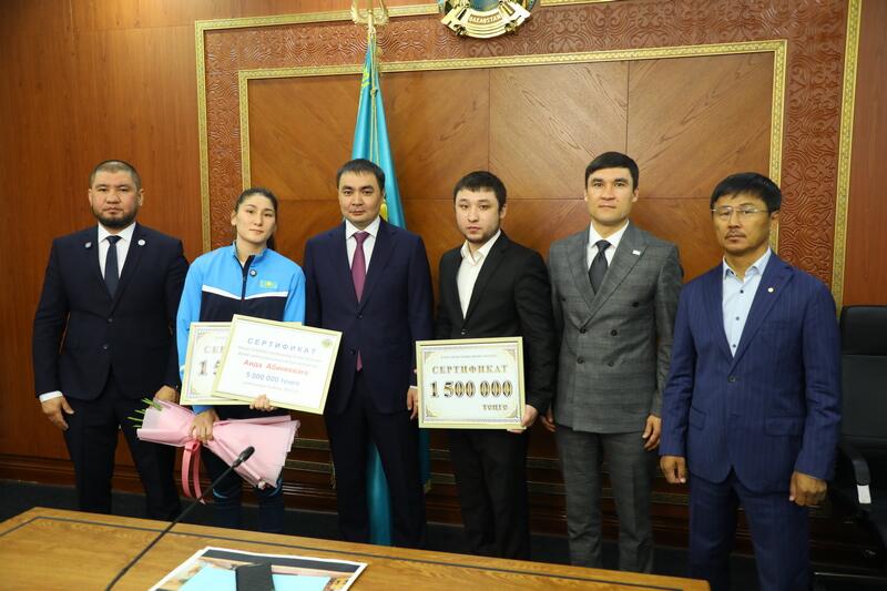 В акимате Карагандинской области наградили чемпионку мира по боксу Аиду Абикееву и её тренера