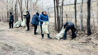 Во дворах и на улицах городов и районов Карагандинской области наводят чистоту