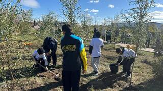 «Таза Қазақстан»: В Шахтинске школьники и волонтёры озеленили центральный парк
