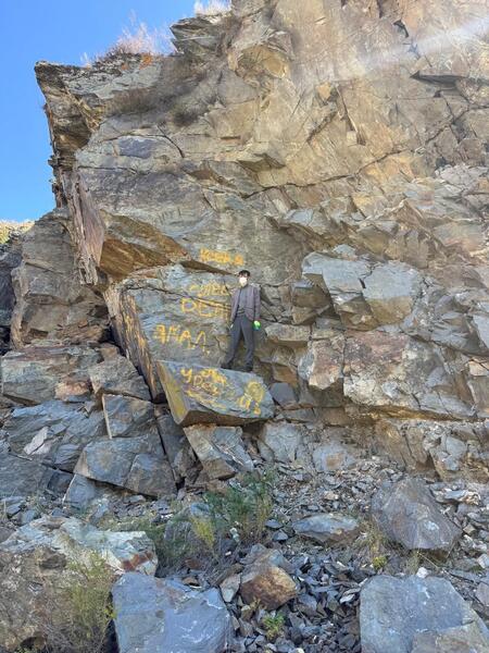 Сотрудники МРЦ Самар очистили скалы от надписей вандалов