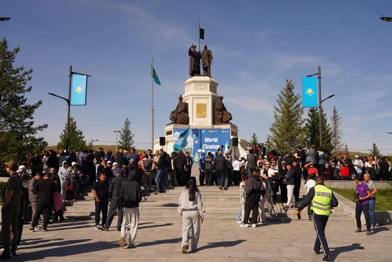 В областном центре ВКО в рамках экоакции высажено 250 саженцев