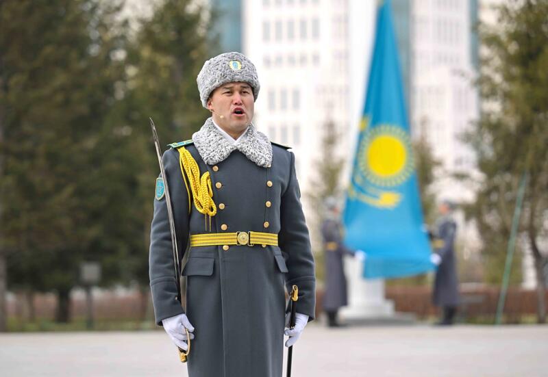 Президент принял участие в церемонии поднятия Государственного флага