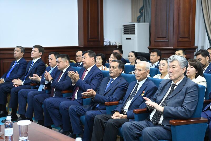 Государственному и общественному деятелю Мурату Абенову 60 лет