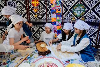 Работа с войлоком, рукоделие и национальные игры: при столичной школе работает уникальный этнолагерь