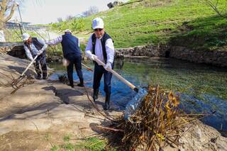 Президентская инициатива «Таза Қазақстан»: Олжас Бектенов принял участие в акции «Мөлдір бұлақ» в Туркестанской области