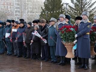 В Астане возложили цветы к Мемориалу воинам-интернационалистам, погибшим в Афганистане.