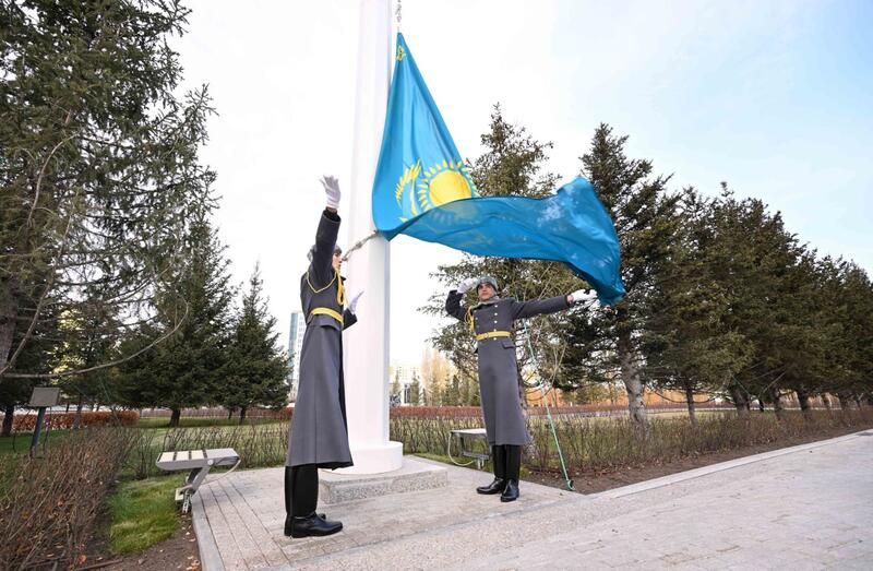 Президент принял участие в церемонии поднятия Государственного флага