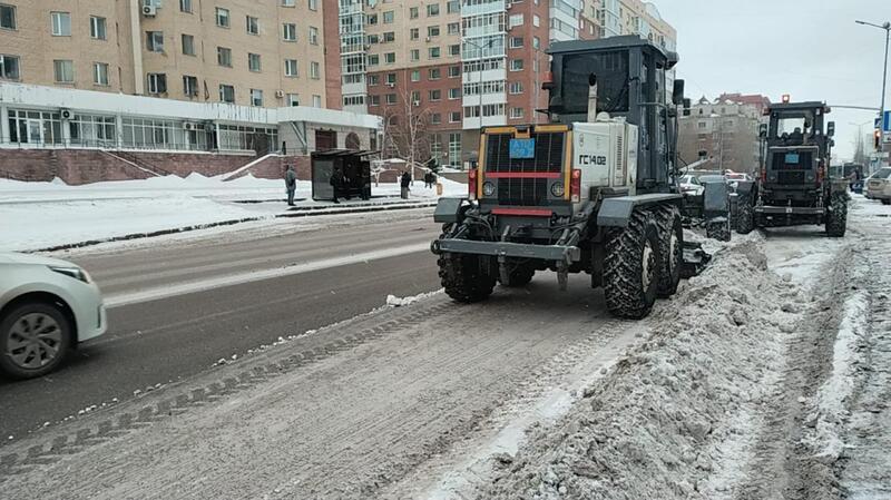 Около трех тысяч дорожных рабочих задействовано в снегоуборочных работах в Астане