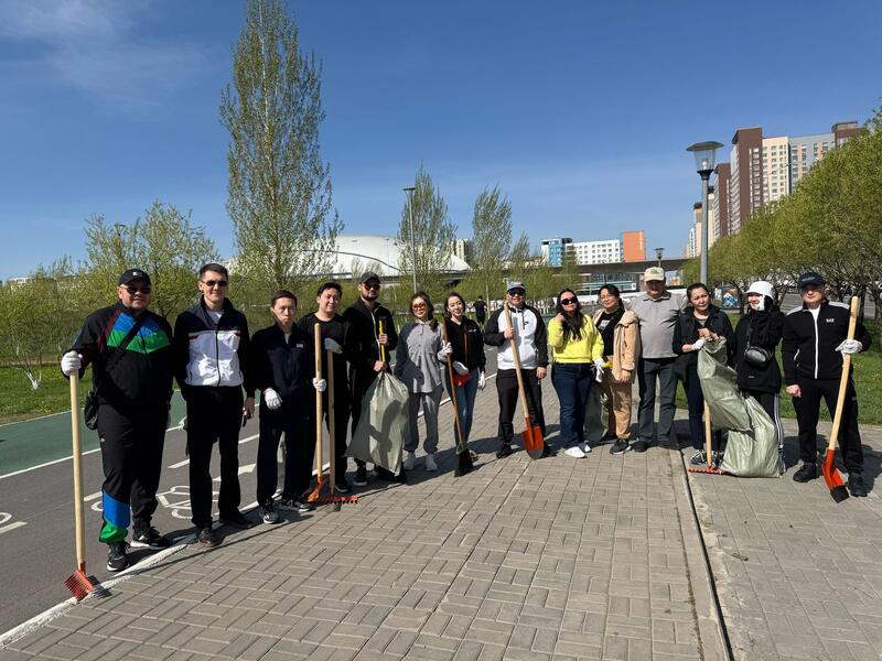 Командой - за чистоту: сотрудники МНЭ провели субботник в Ботаническом саду