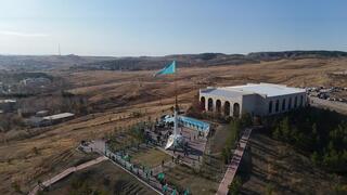 В Кокшетау в честь Дня Республики подняли Государственный флаг