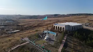 В Кокшетау в честь Дня Республики подняли Государственный флаг