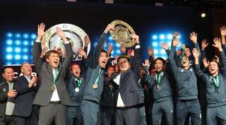 Аким Мангистауской области поздравил футболистов «Каспия» с выходом в Премьер-Лигу