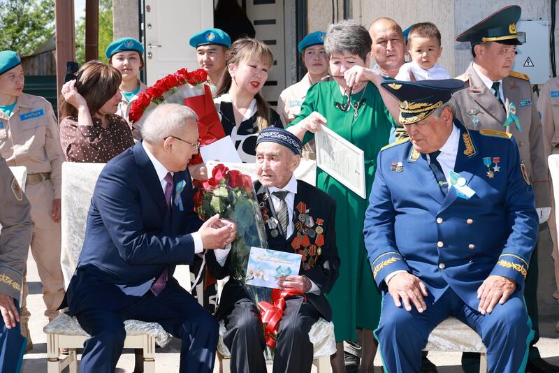 В школе № 49 поздравили ветеранов Великой Отечественной войны