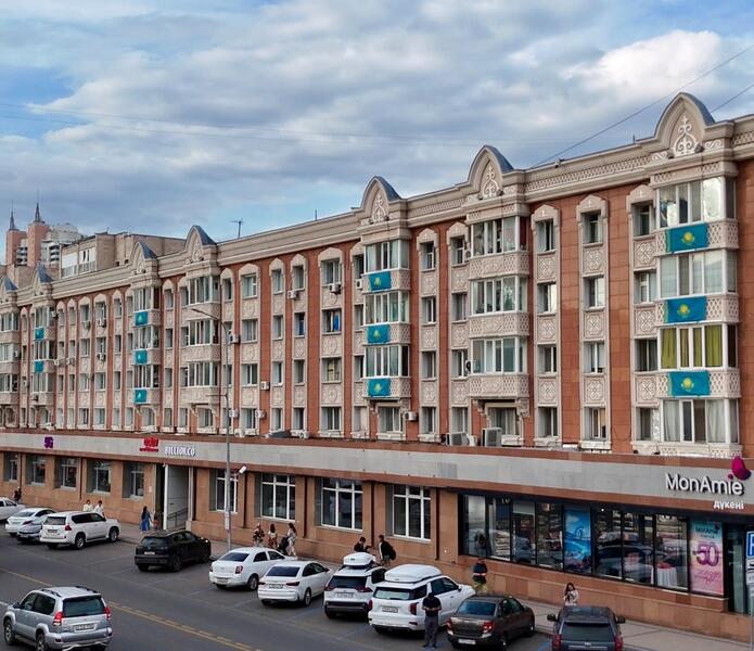 Государственные флаги украсили дома на центральных улицах Астаны