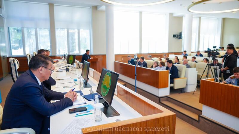 В акимате ВКО рассмотрели вопросы окончания учебного года, летнего отдыха и туризма