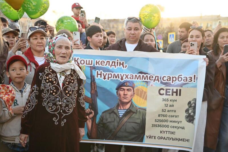 Исполнили долг перед Родиной: в Астане близкие торжественно встретили солдат