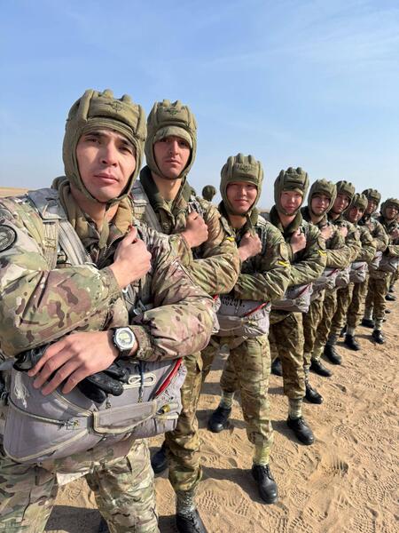 Курсанты военного института впервые выполнили учебные прыжки с парашютом