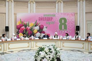 В преддверии 8 марта аким области провел встречу с женщинами-депутатами