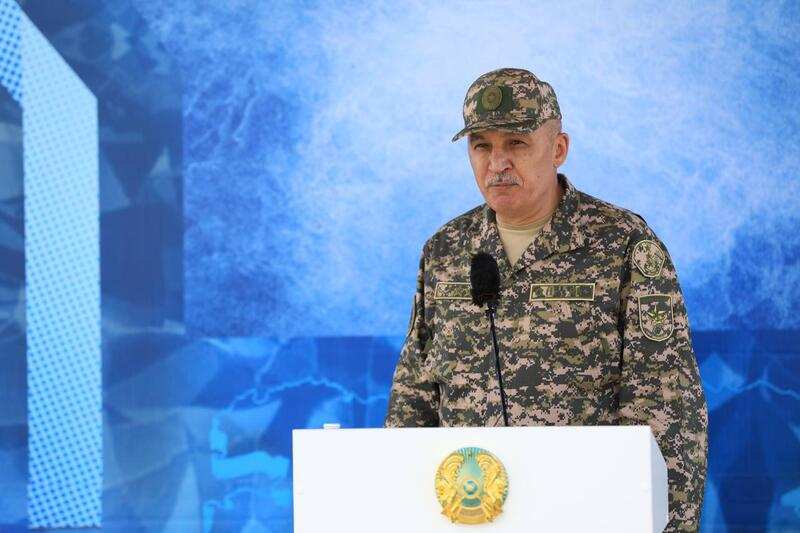 Министр обороны наградил военнослужащих Вооруженных сил по итогам учений «Батыл тойтарыс-2023»
