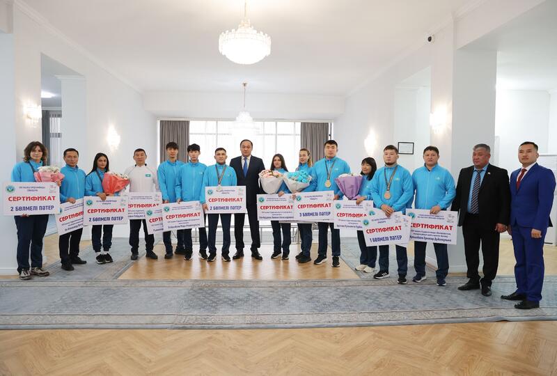 Ербол Карашукеев вручил призёрам XXV летних Сурдлимпийских игр сертификаты на квартиры