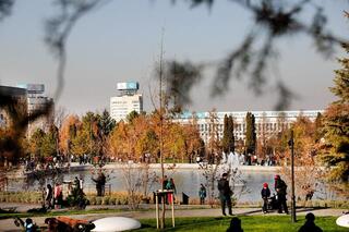 Дархан Сатыбалды посетил новый сквер в Алматы