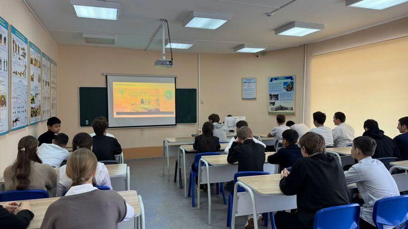 Будущее начинается с чистоты: специалисты МРЦ Карагандинской области прочитали эколекцию для школьников