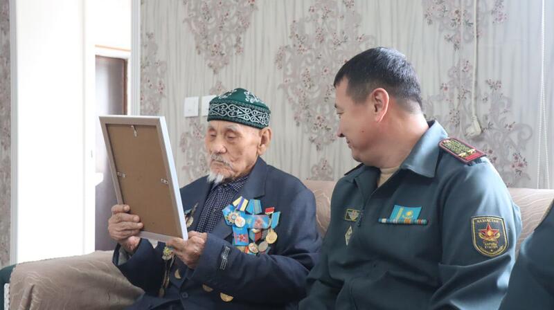 ВОЕННОСЛУЖАЩИЕ ТУРКЕСТАНСКОЙ ОБЛАСТИ ПОЗДРАВИЛИ ВЕТЕРАНА ВОВ С ДНЕМ БЛАГОДАРНОСТИ