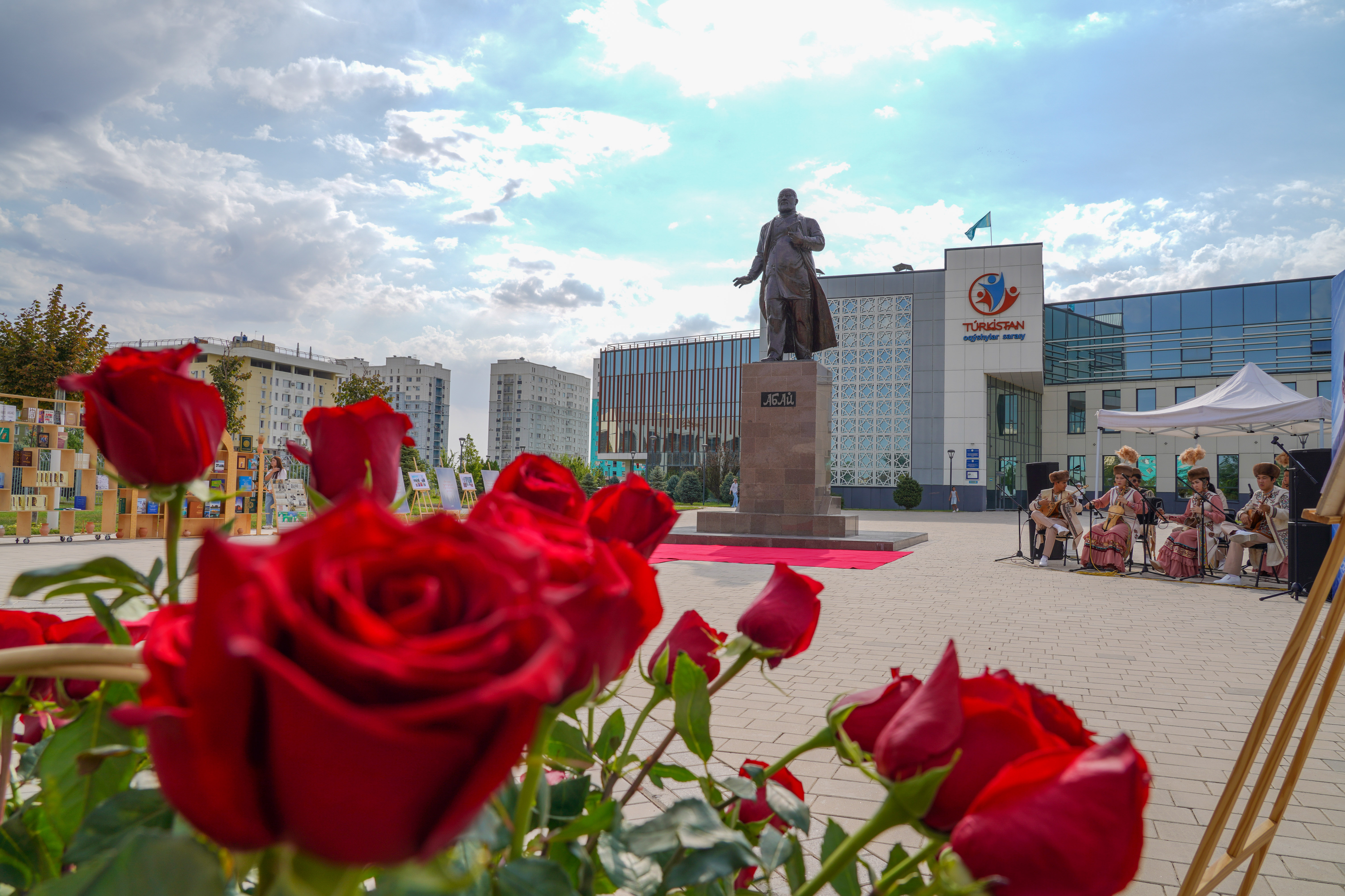 В ТУРКЕСТАНЕ ПОЧТИЛИ НАСЛЕДИЕ АБАЯ И ПОДАРИЛИ МОЛОДЕЖИ РОМАН «ПУТЬ АБАЯ»
