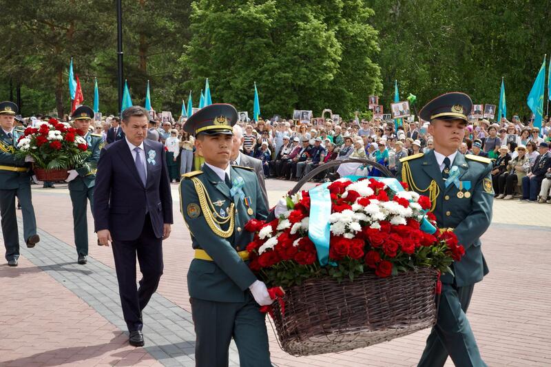 В Усть-Каменогорске у мемориала «Победа» прошла торжественная церемония возложения цветов