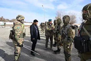 Аким города Ернат Бәзіл ознакомился с деятельностью воинской части 18404 имени И.В. Панфилова