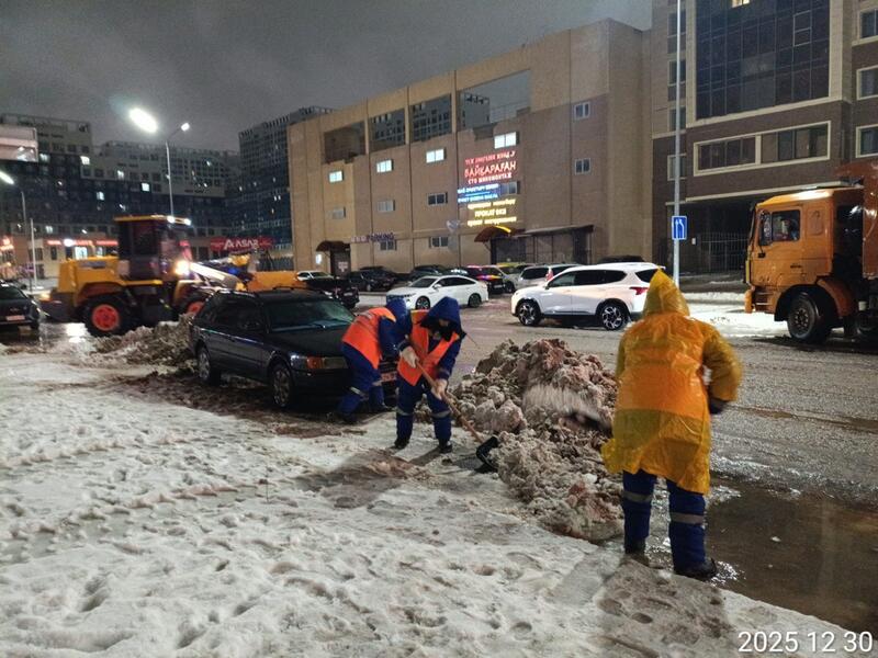 В работе по уборке улиц Астаны задействовано более 1,4 тысячи единиц коммунальной техники