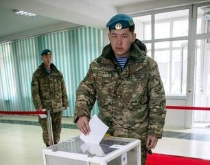 Военнослужащие Вооруженных сил в числе первых проголосовали на республиканском референдуме