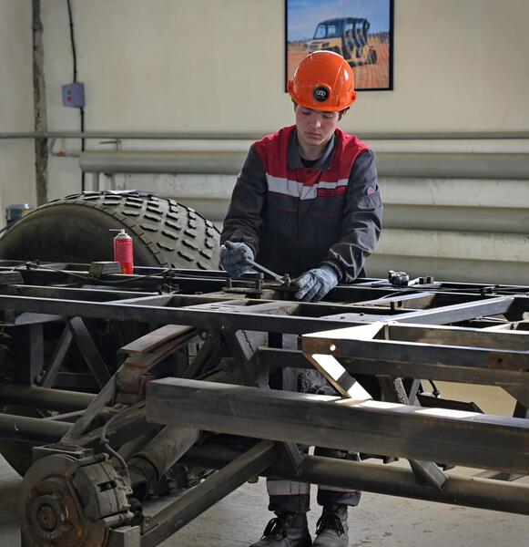 Аким области Асаин Байханов в рамках рабочей поездки посетил ряд инвестиционных объектов региона, ознакомился с ходом строительства гостиницы «Novotel», а также побывал на предприятиях центральной промышленной зоны областного центра