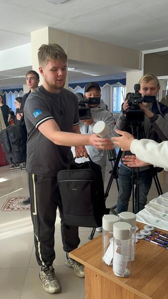 ҚАРИУ СТУДЕНТТЕРІ ПЛАСТИКТІ СЫЙЛЫҚТАРҒА АУЫСТЫРАДЫ