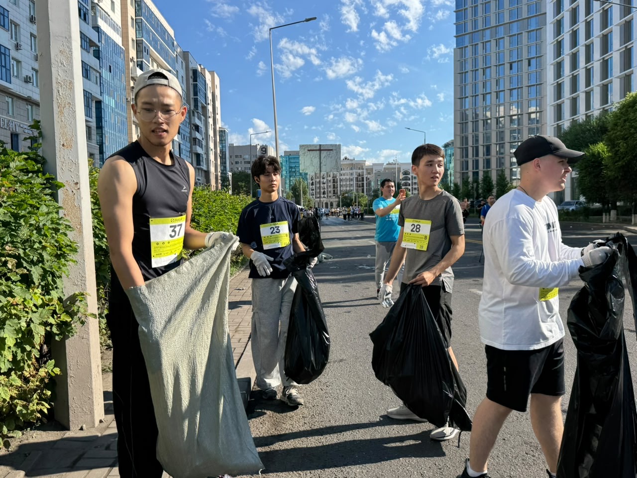 Участники Astana Half Marathon провели плоггинг в поддержку акции «Таза Қазақстан»