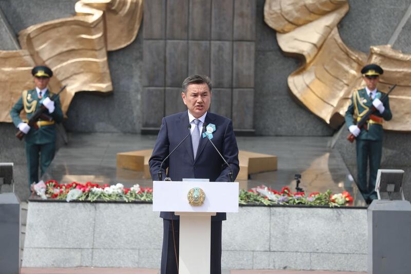 В Усть-Каменогорске у мемориала «Победа» прошла торжественная церемония возложения цветов