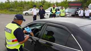 Не в кабинетах, а на дороге: в Костанае провели выездную акцию для водителей