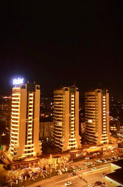 В Медеуском районе Алматы обновили архитектурное освещение 49 домов и развязок