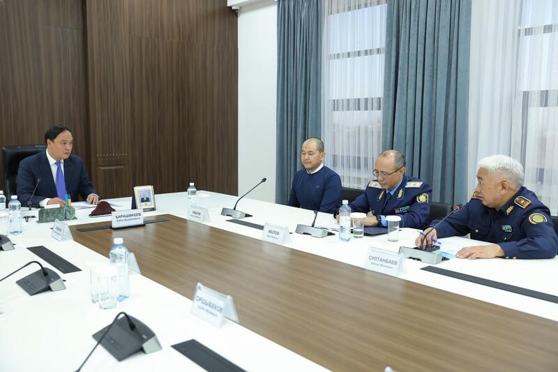 Ербол Карашукеев наградил жителя Тараза, спасшего 13-летнюю девочку