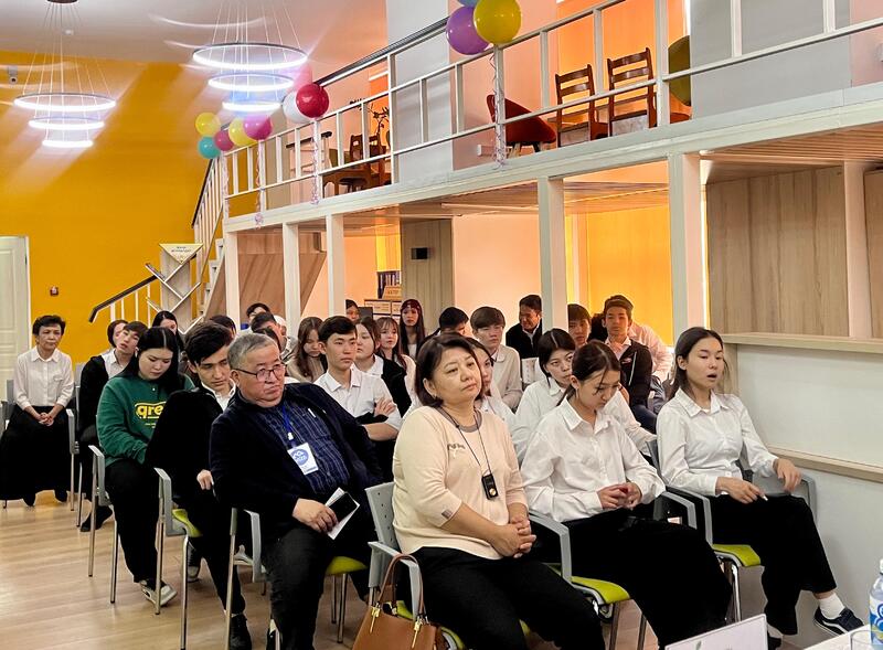 В алматинской библиотеке прошел литературный час к 80-летию Великой Победы