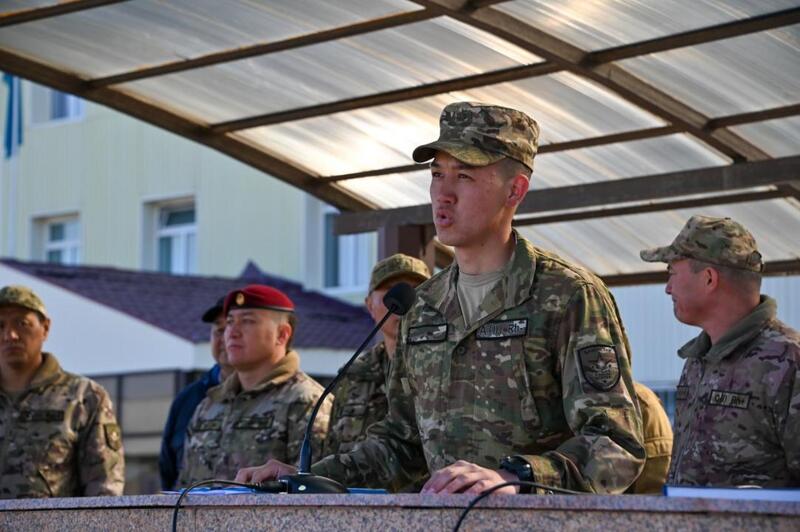 В Астане солдаты, призванные прошлой весной, попрощались с боевым знаменем