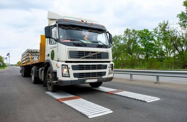 В САЙРАМСКОМ РАЙОНЕ АВТОМАТИЗИРОВАННЫЕ ИЗМЕРИТЕЛЬНЫЕ СТАНЦИИ С 1 МАРТА ОФОРМЯТ ШТРАФЫ НА ГРУЗОВИКИ, НАРУШИВШИЕ ЗАКОН
