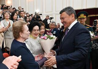 Учителя региона получили заслуженные награды ко Дню учителя